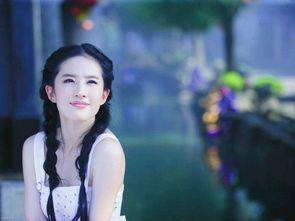 娱乐吃瓜刘亦菲,娱乐圈的瓜田,她如何成为焦点女神?